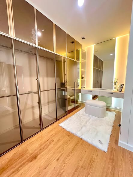 room interior and bathroom of แกรนดิโอ บางนา กม.5