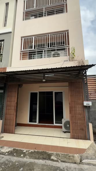 ขายอาคารพาณิชย์ 6ชั้น ใกล้ MRT สุทธิสาร หลังมุม 27 ตรว.