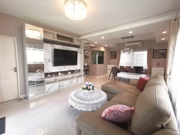 bedroom and living room of มัณฑนา บางนา กม 7