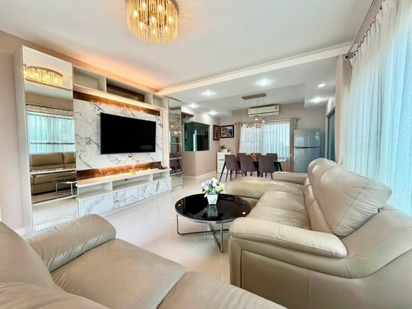 living room and bedroom of มัณฑนา บางนา กม 7