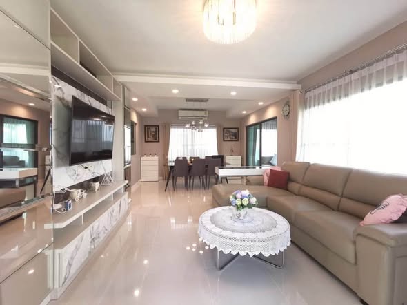 living room and bedroom of มัณฑนา บางนา กม 7