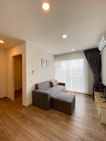 living room and bedroom of สำนักงานขาย เสนาคิทท์ ศรีนครินทร์ – ศรีด่าน