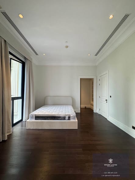 bedroom of 98 Wireless
