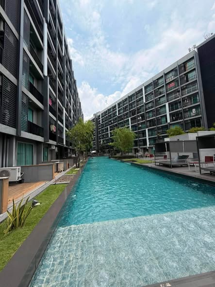 pool of A Space ME Sukhumvit 77