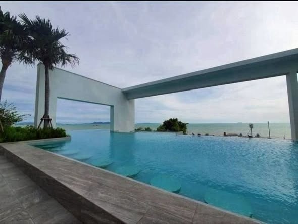 pool of AERAS Beachfront Condominium Jomtien Pattaya
