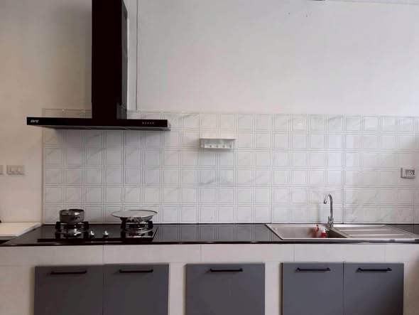 bathroom and kitchen of Areeya Mandarina Sukhumvit 77
