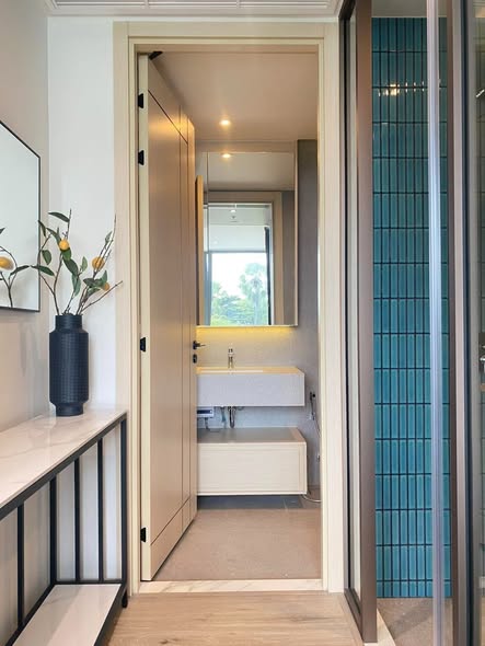room interior and bathroom of AROM WONGAMAT