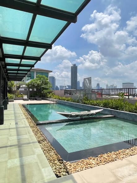 pool of art @ Thong Lo