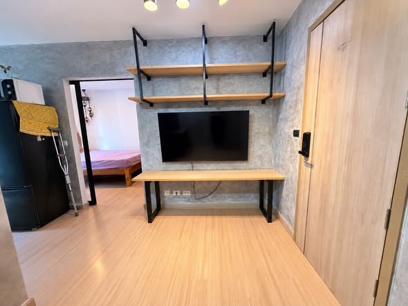 bedroom and room interior of Asher Sutthisan
