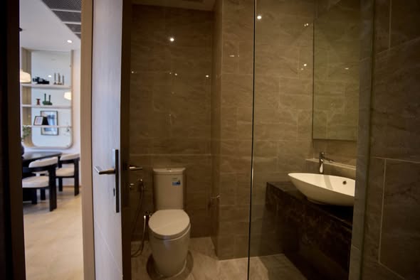 room interior and bathroom of ASHTON Asoke – Rama 9
