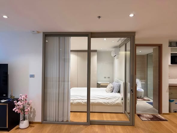 bedroom and room interior of Asoke Place