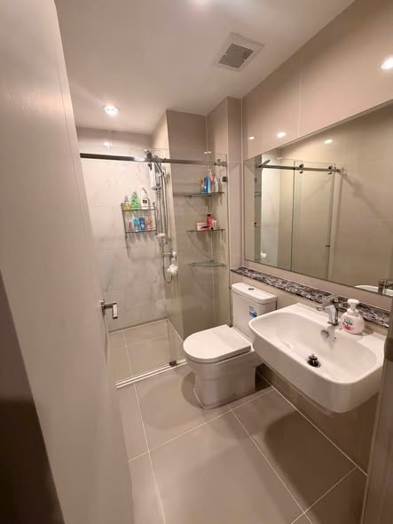 room interior and bathroom of แอสปาย เอราวัณ ไพร์ม Aspire Erawan Prime