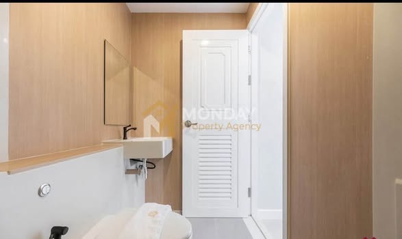 room interior and bathroom of Aspire Sathorn – Tha Phra