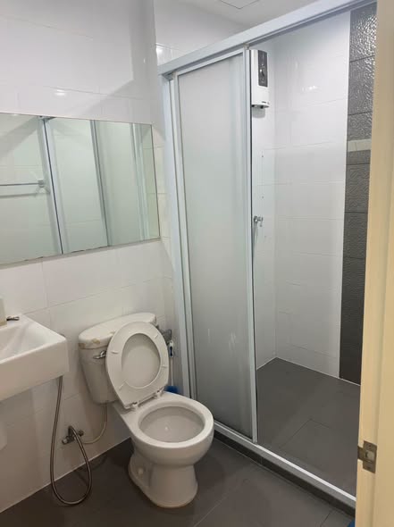 room interior and bathroom of Aspire Sukhumvit 48