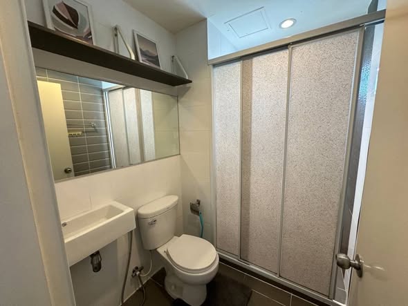 room interior and bathroom of Aspire Sukhumvit 48