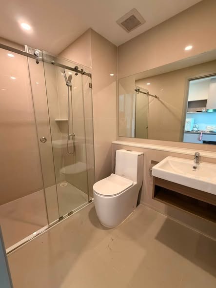 room interior and bathroom of Aspire Sukhumvit-On Nut