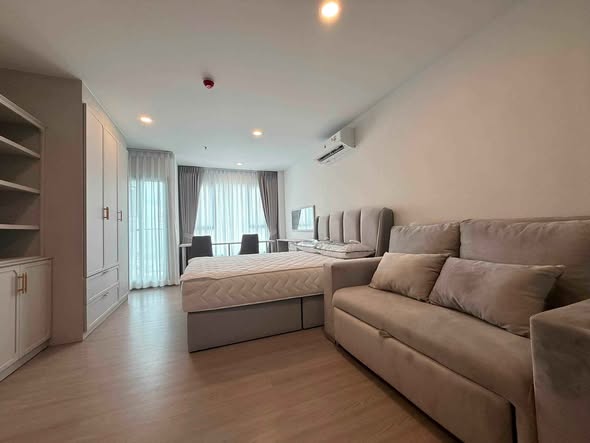 living room and bedroom of Aspire Sukhumvit-Rama 4
