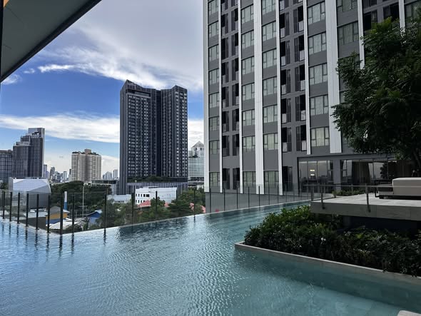 pool of Aspire Sukhumvit-Rama 4
