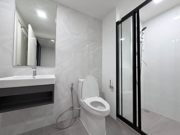 bathroom of Atmoz Palacio Ladprao Wanghin | แอทโมซ พาลาซิโอ ลาดพร้าว วังหิน