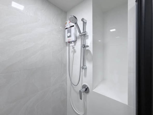 bathroom of Atmoz Palacio Ladprao Wanghin | แอทโมซ พาลาซิโอ ลาดพร้าว วังหิน