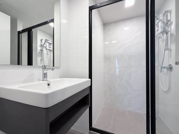 room interior and bathroom of Atmoz Palacio Ladprao Wanghin | แอทโมซ พาลาซิโอ ลาดพร้าว วังหิน
