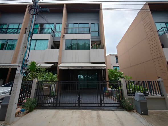 Baan Klang Mueang Bangna-Wongwaen