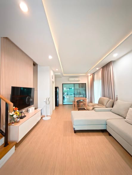 living room and bedroom of Baan Klang Mueang Bangna-Wongwaen