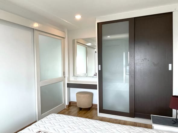 bedroom and room interior of Baan Navatara Condominium