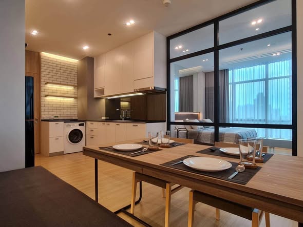 room interior and kitchen of Baan Sathorn Chao Phraya