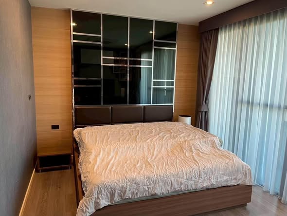 bedroom and room interior of BaanKlangMuang Ratchayothin