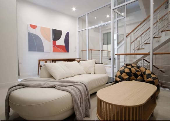 living room and bedroom of Ban Klang Muang Sri Nagarindra
