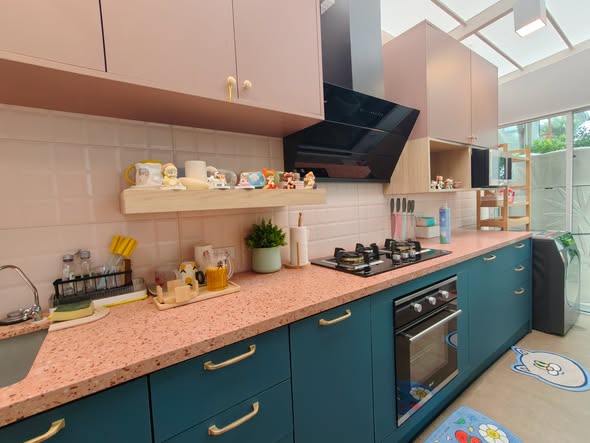 bathroom and kitchen of Ban Klang Mueang Ngamwongwan