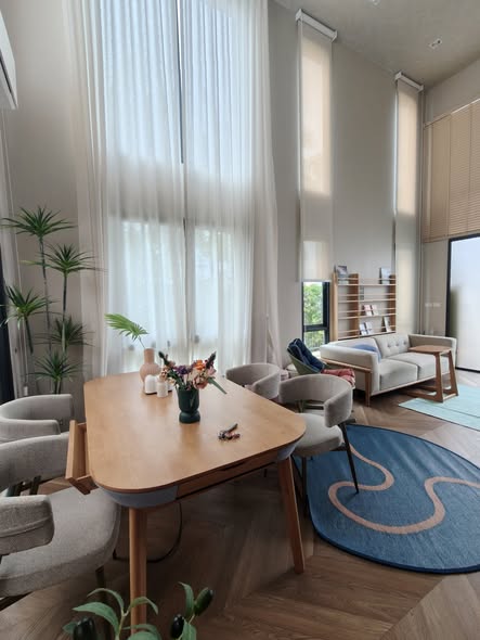 living room and room interior of Ban Klang Mueang Ngamwongwan