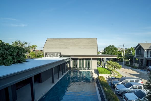 pool of Bangkok Boulevard Rama 9