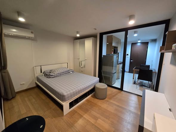 bedroom and room interior of Bangkok Feliz Sukhumvit 69-2