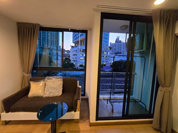 bedroom and room interior of Bangkok Feliz Sukhumvit 69-2