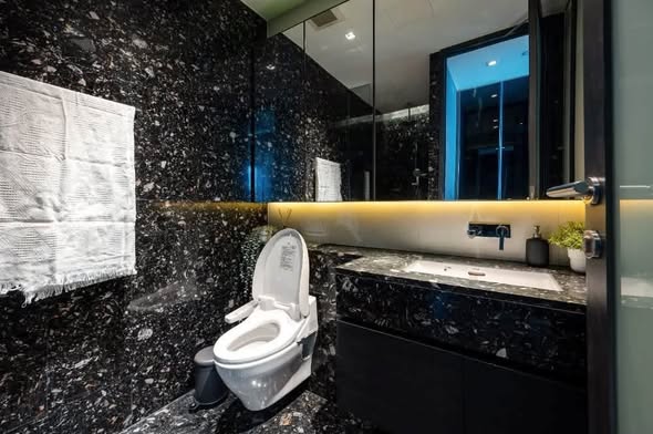 bathroom of BEATNIQ