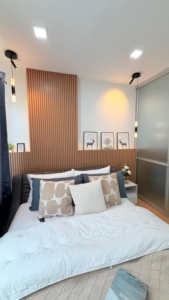bedroom and bathroom of ดีคอนโด กะทู้ ป่าตอง