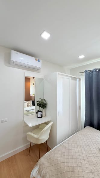 bedroom and bathroom of ดีคอนโด กะทู้ ป่าตอง