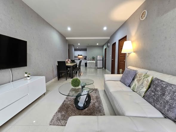 bedroom and living room of กลางกรุงรีสอร์ทคอนโด