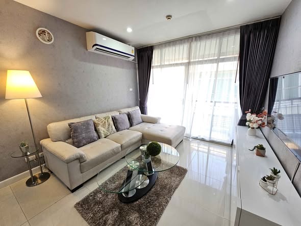 bedroom and living room of กลางกรุงรีสอร์ทคอนโด