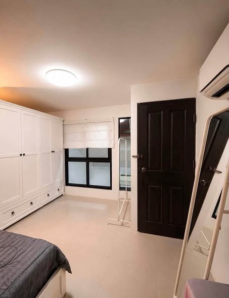 bedroom and room interior of คอนโดฌ็องเซลิเซ่ ศรีสมาน