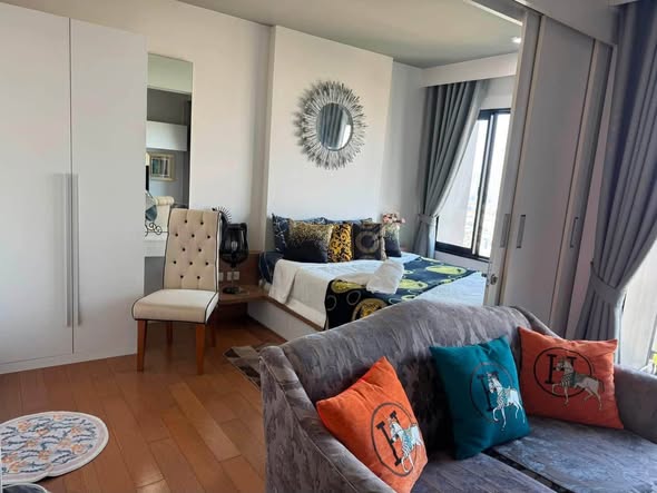living room and bedroom of Blocs 77