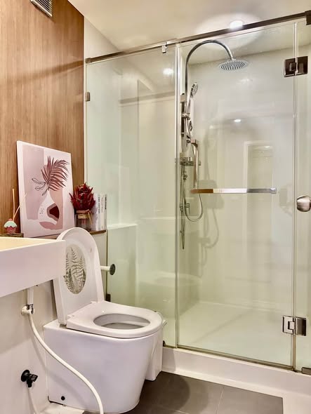 room interior and bathroom of Blossom Condo Sathon-Charoen Rat