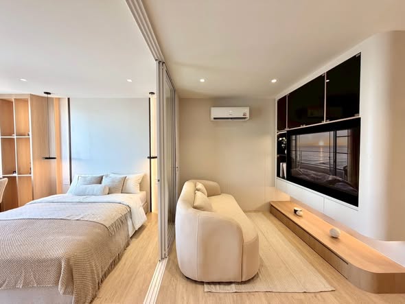 bedroom and room interior of Boonyamas Mansion