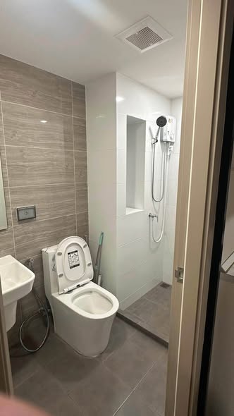 bathroom of Brompton Pet Friendly Samrong Station บรอมป์ตัน เพ็ท เฟรนด์ลี่ สำโรง สเตชั่น