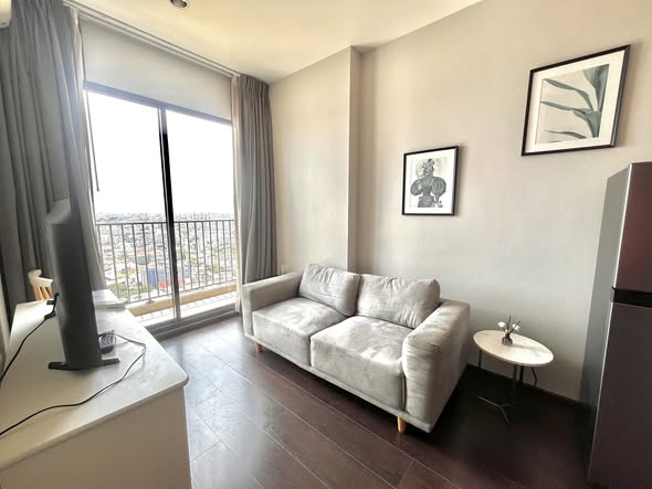 bedroom and living room of C Ekkamai Condominium
