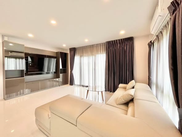 bedroom and living room of Centro Vibhavadi