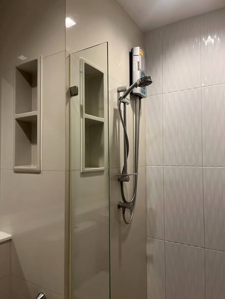 room interior and bathroom of Chapter Charoennakhon–Riverside