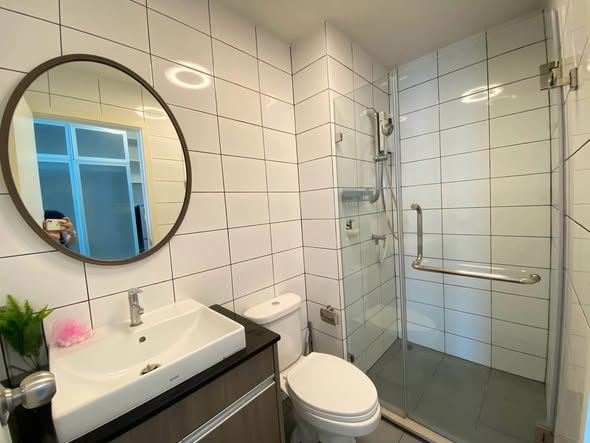 bathroom of Chapter One Eco Ratchada-HuaiKhwang